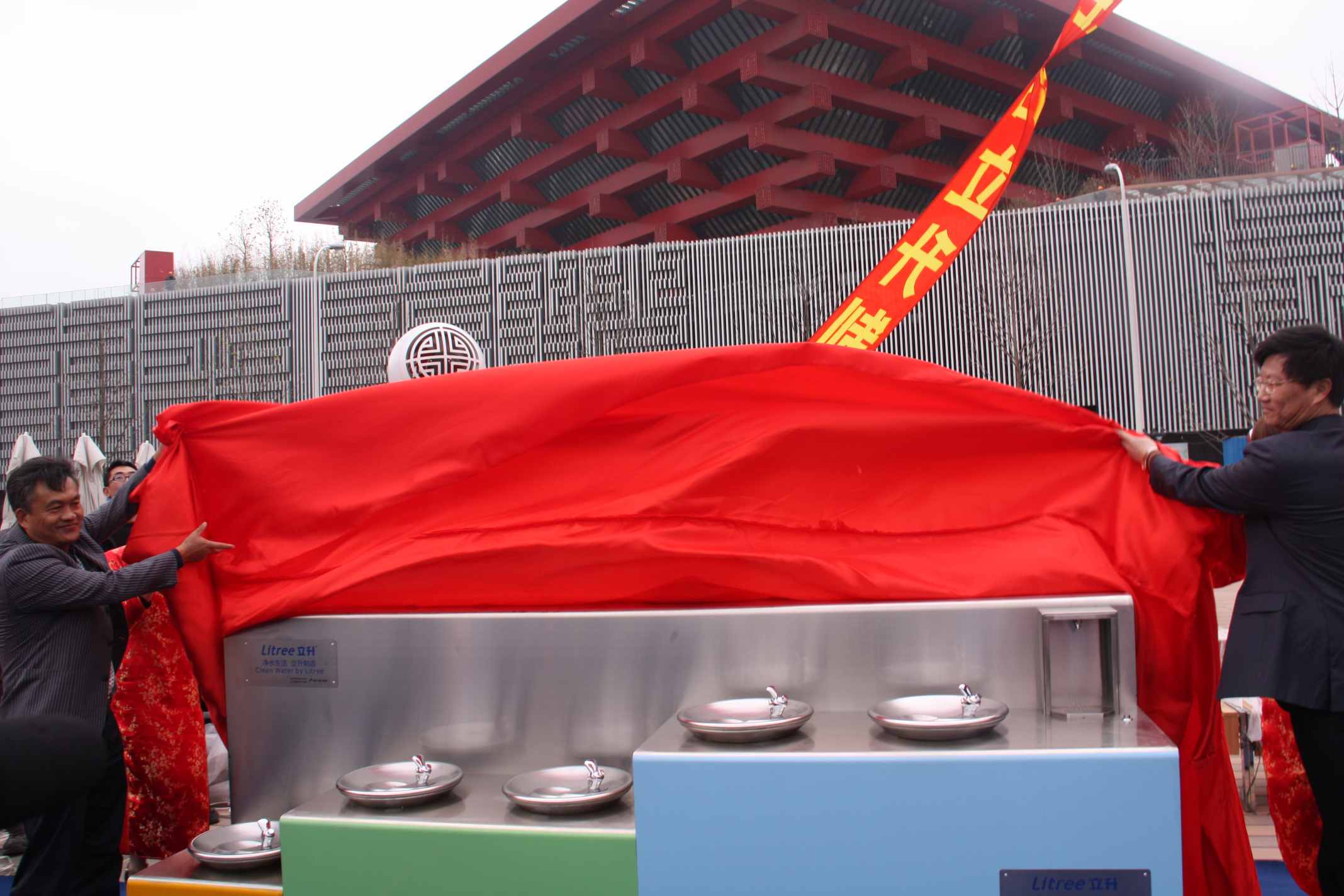 陳良剛（左一）為世博直飲臺揭幕