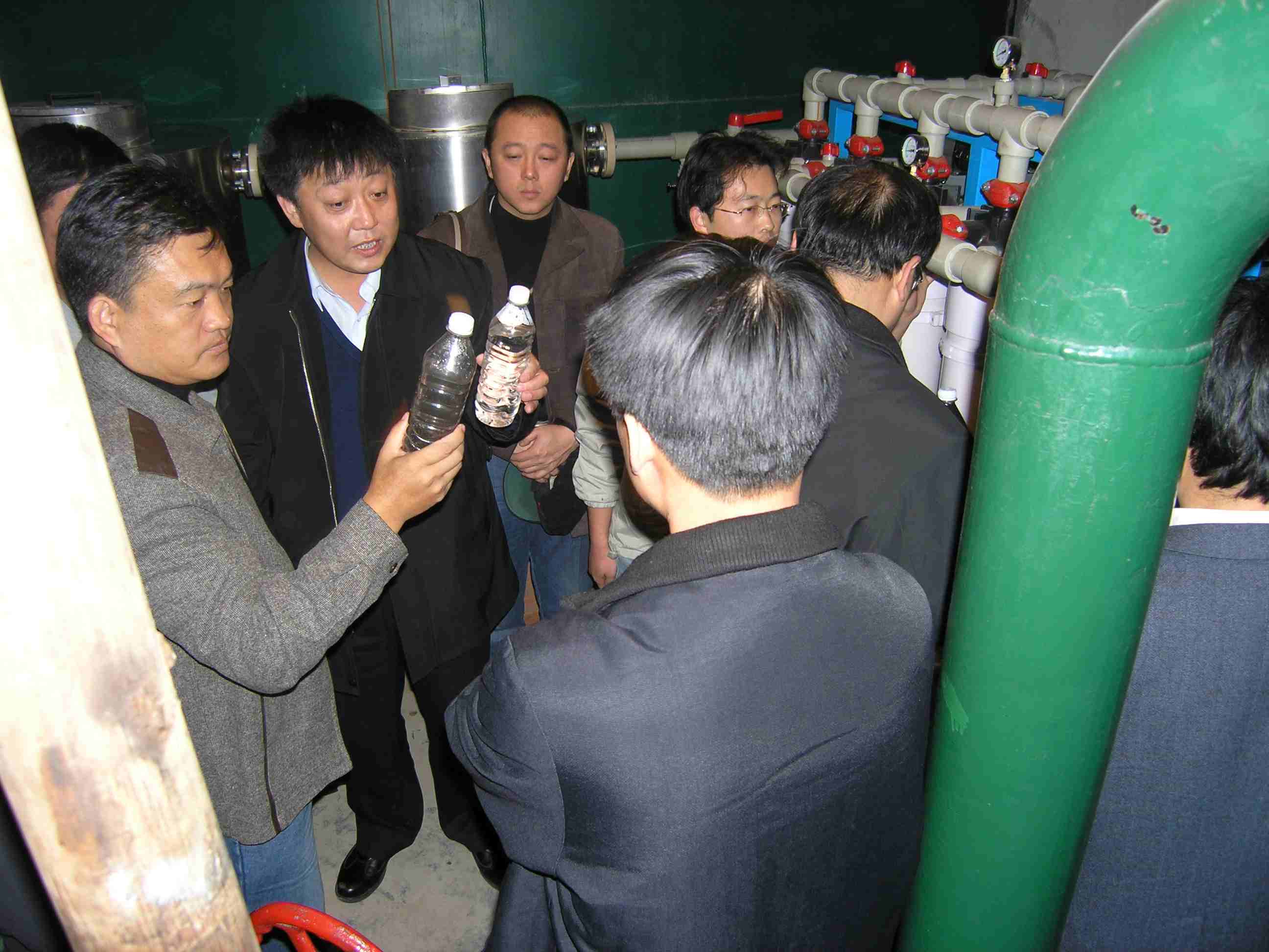 陳良剛（左一）在大慶油田油水分離水處理現(xiàn)場