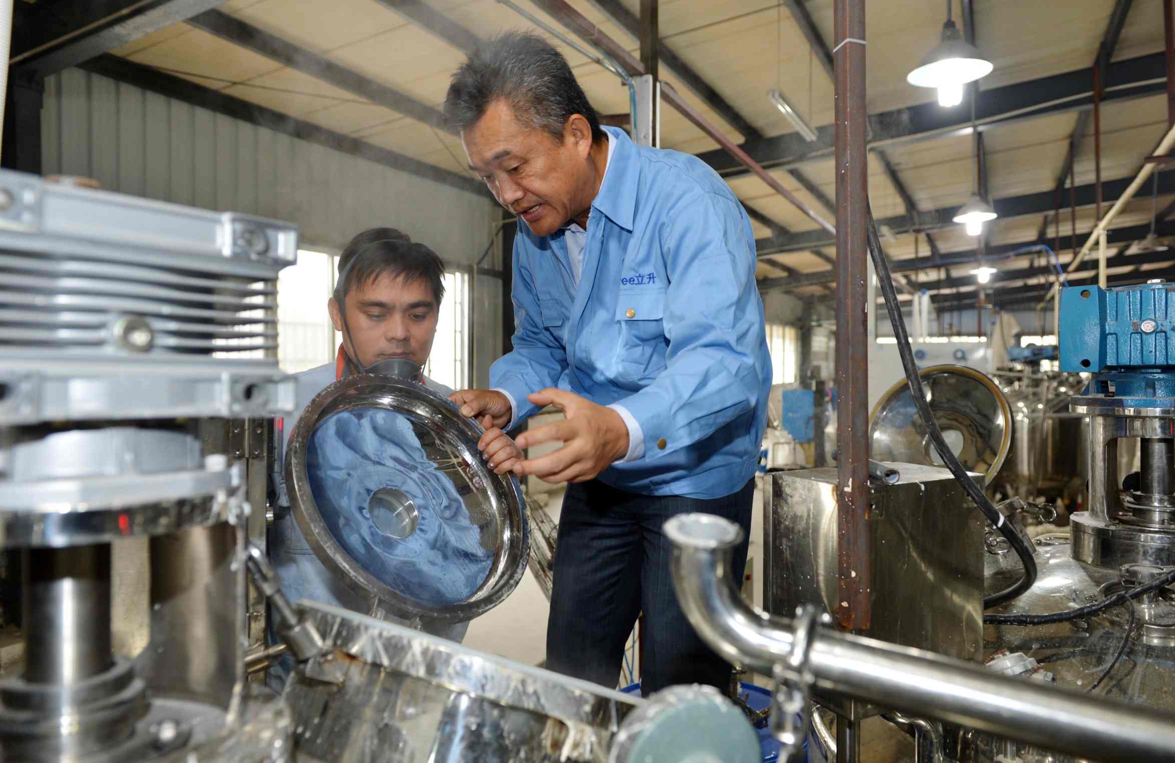 陳良剛在車間指導(dǎo)生產(chǎn)